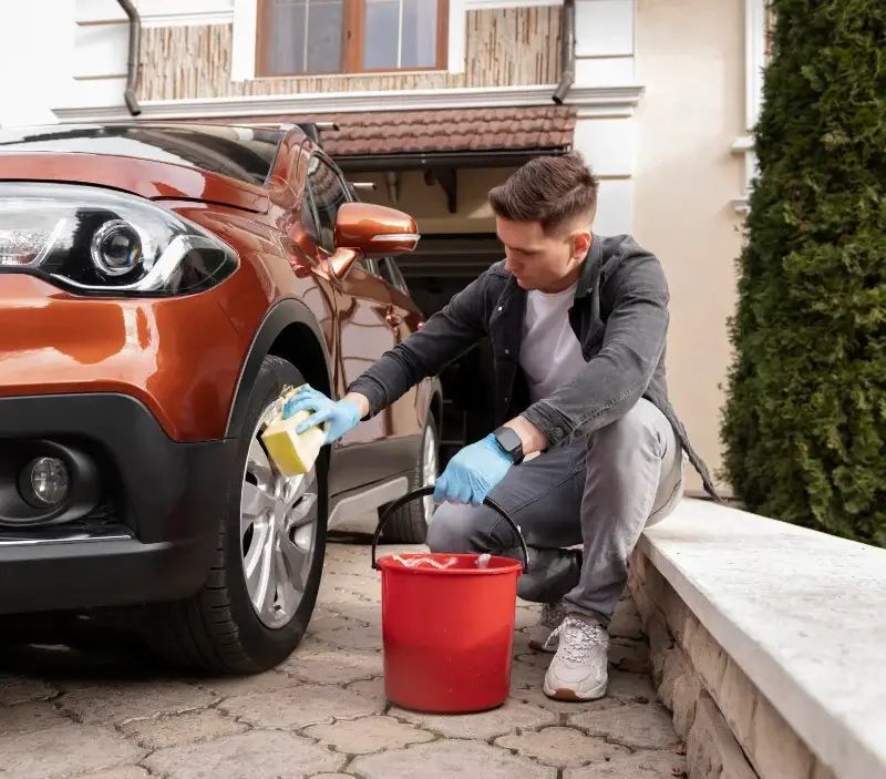 Lavage auto à domicile Châtelus-Malvaleix : professionnel intervenant sur un véhicule